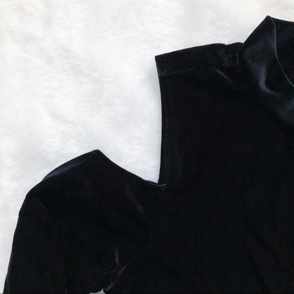 Forever 21 Open-shoulder Velvet Top - Picture 2 of 4